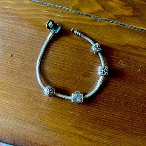Pandora bracelet with 4 charms: shell, present, suitcase, cupcake